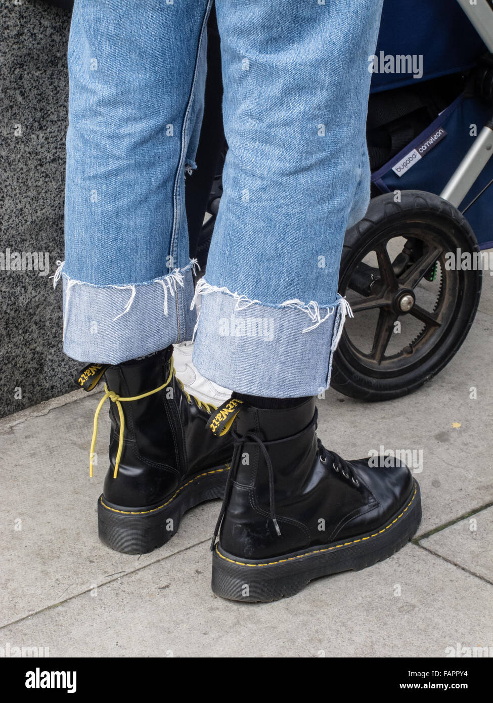 Gambe in jeans e Doc Martens Foto Stock