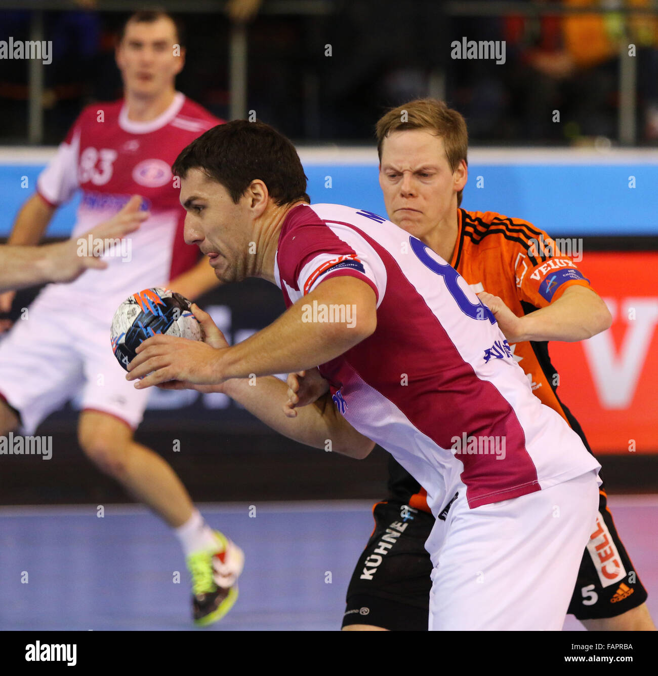 Kiev, Ucraina - 28 novembre 2015: Barys Pukhouski del motore in azione durante a VELUX EHF Champions League 2015/16 gioco pallamano ag Foto Stock