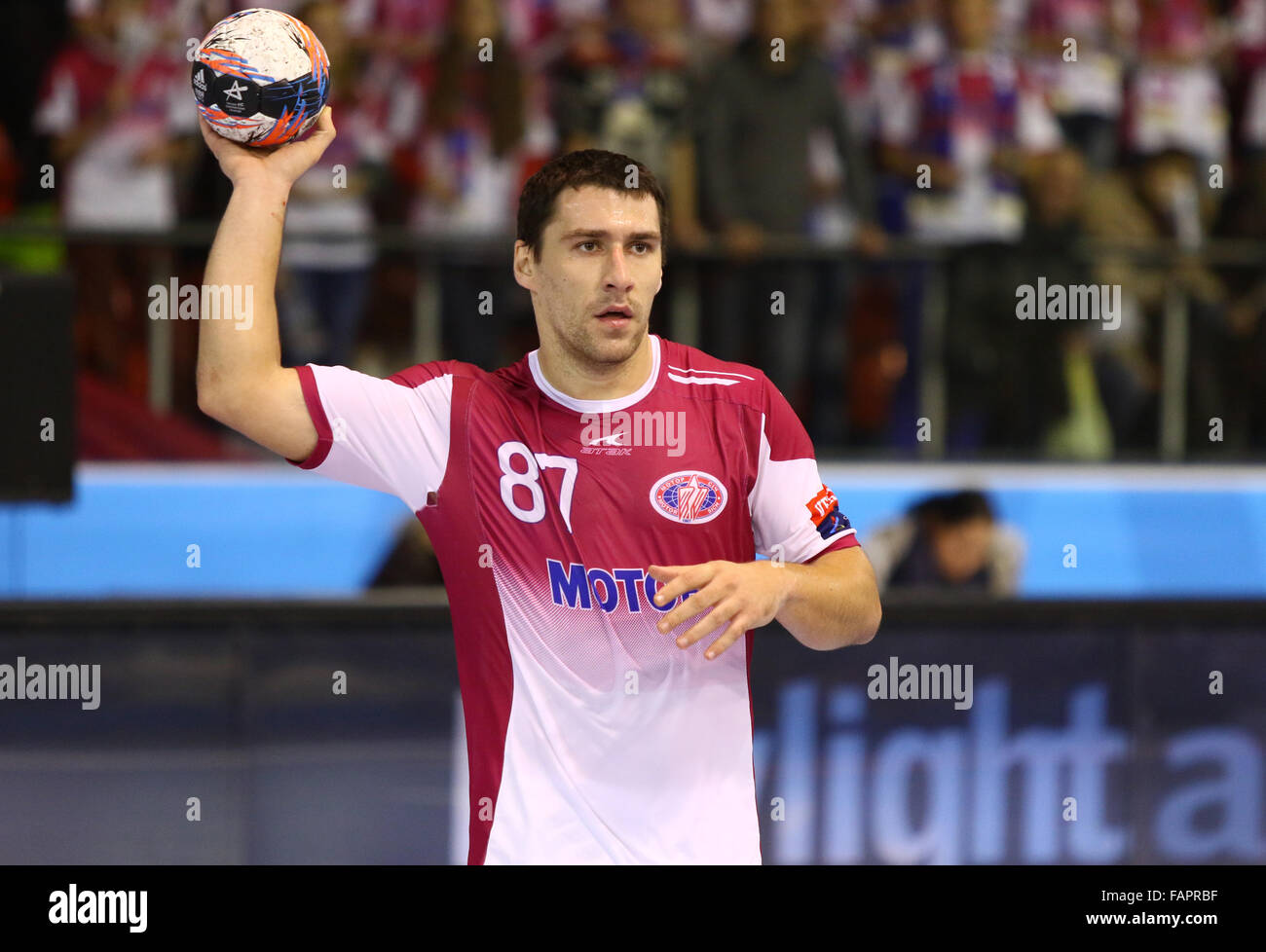 Kiev, Ucraina - 28 novembre 2015: Barys Pukhouski del motore in azione durante a VELUX EHF Champions League 2015/16 gioco pallamano ag Foto Stock