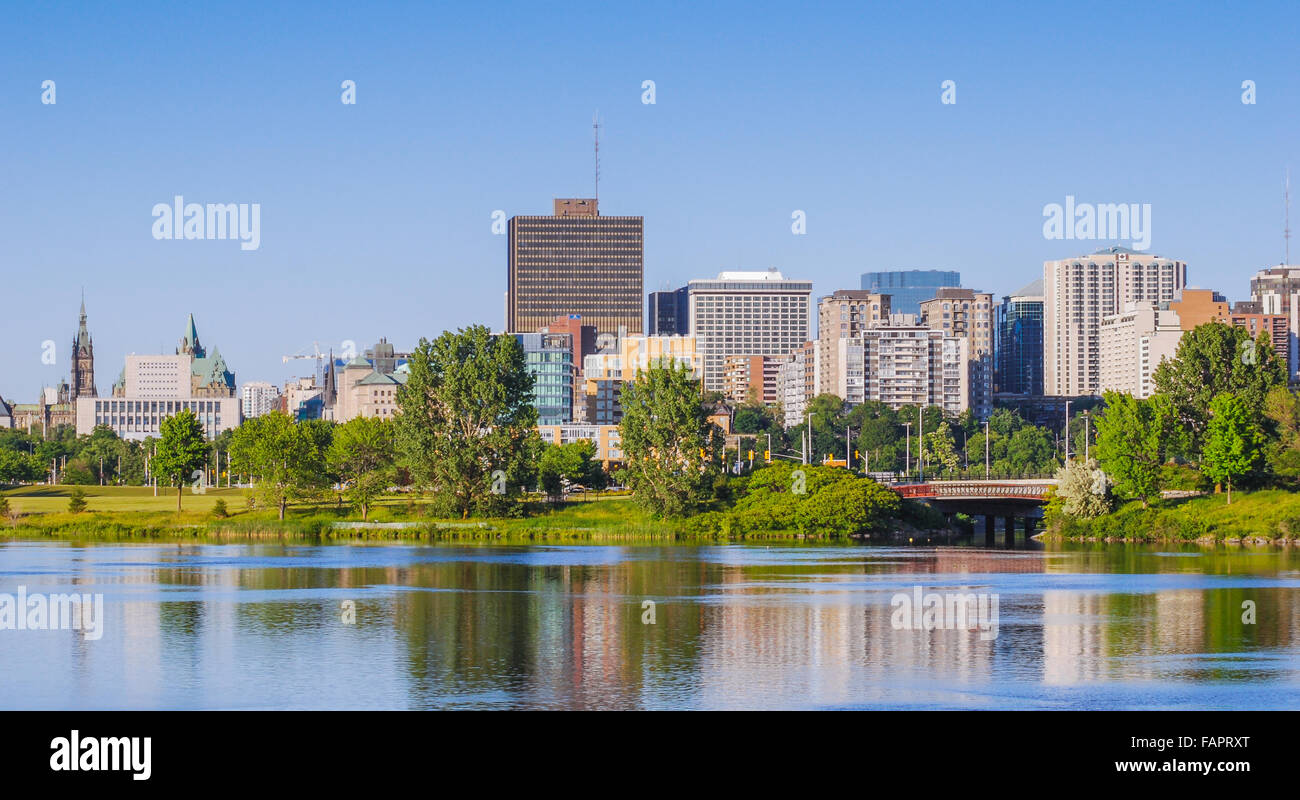 Fiume Ottawa e capitol skyline della città lungo la strada panoramica a fine maggio. Cancellare la primavera nel pomeriggio. Parkway accanto al fiume. Foto Stock