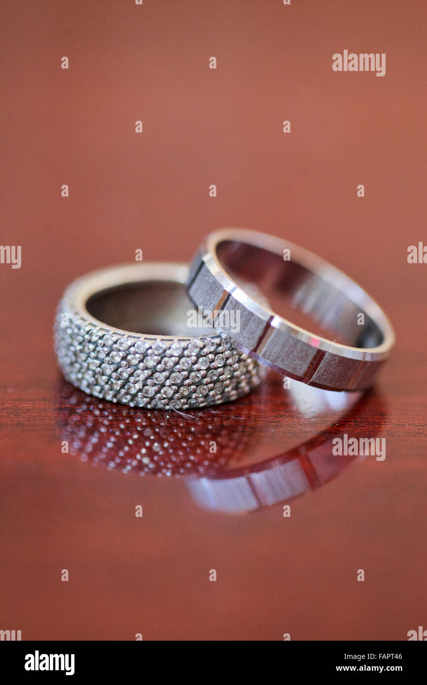 Bellissimi gli anelli di nozze sul tavolo Foto Stock