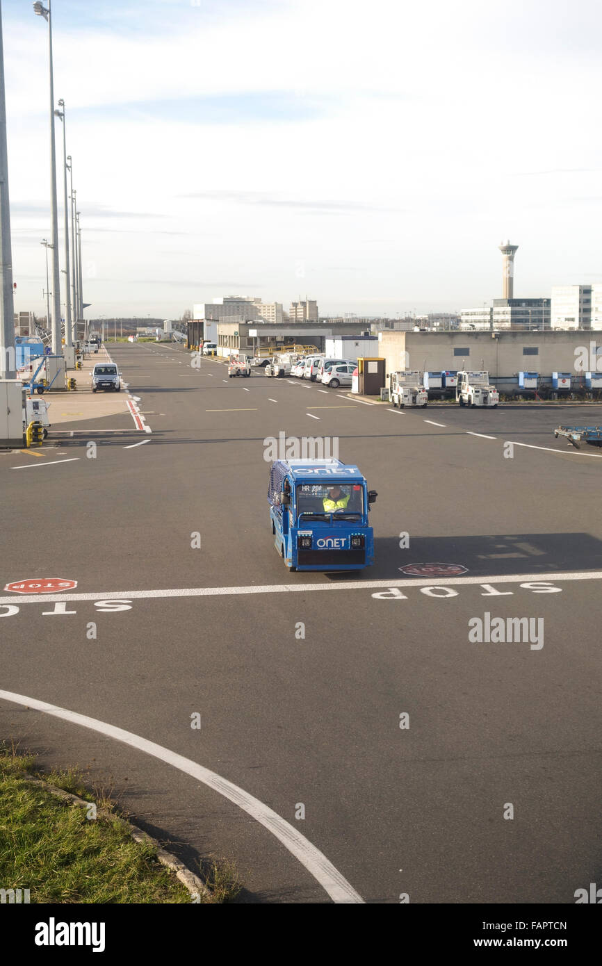 Piccolo Camion del servizio Airport, aspettando l'aereo a passare da Charles de Gaulle, Parigi, Francia Foto Stock