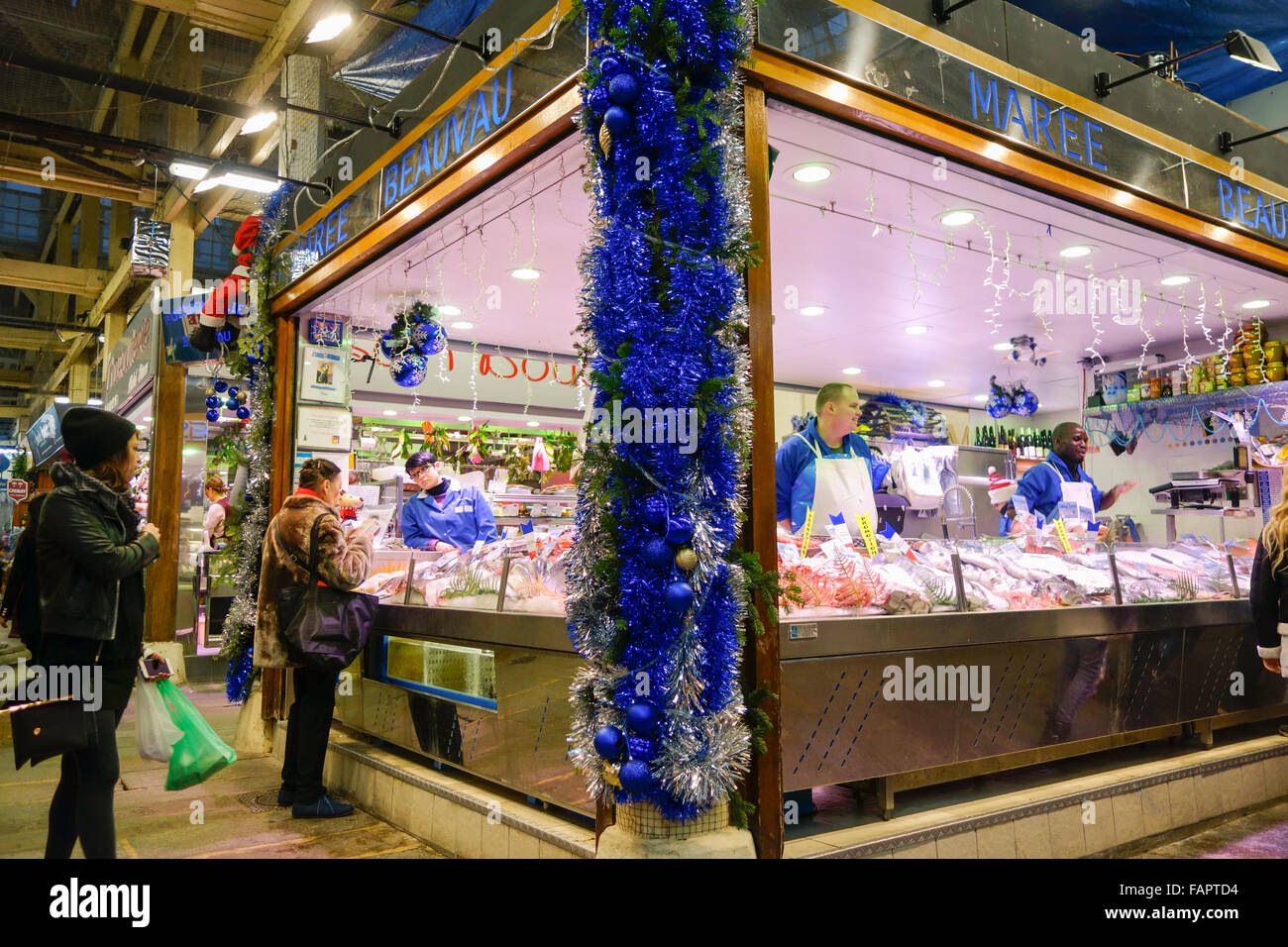 Stallo con frutti di mare al mercato coperto Marché Beauveau presso la piazza di Aligre. Parigi, Francia. Foto Stock
