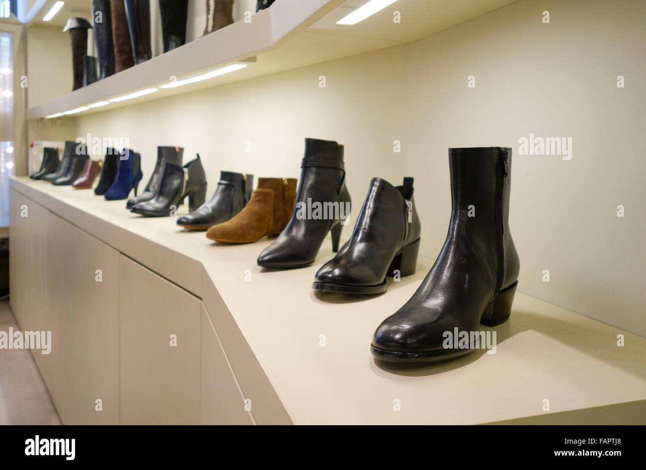 Exclusive high-end di negozio di scarpe con una collezione di donna, calzature di Parigi, Francia. Foto Stock