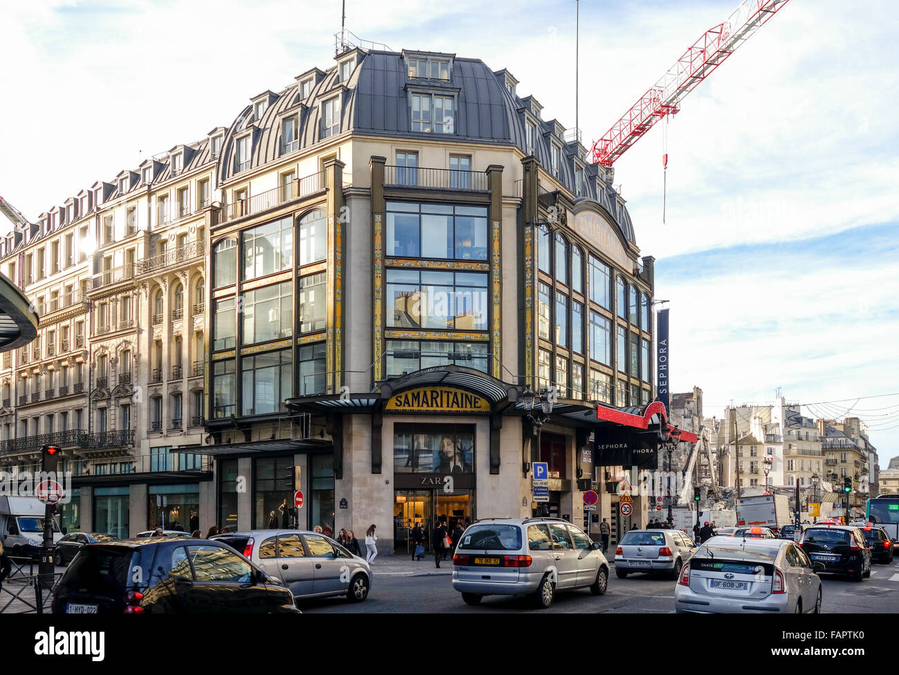 La Samaritaine, department store in ingresso, con nuovi impianti di costruzione dietro. Parigi, Francia. Foto Stock