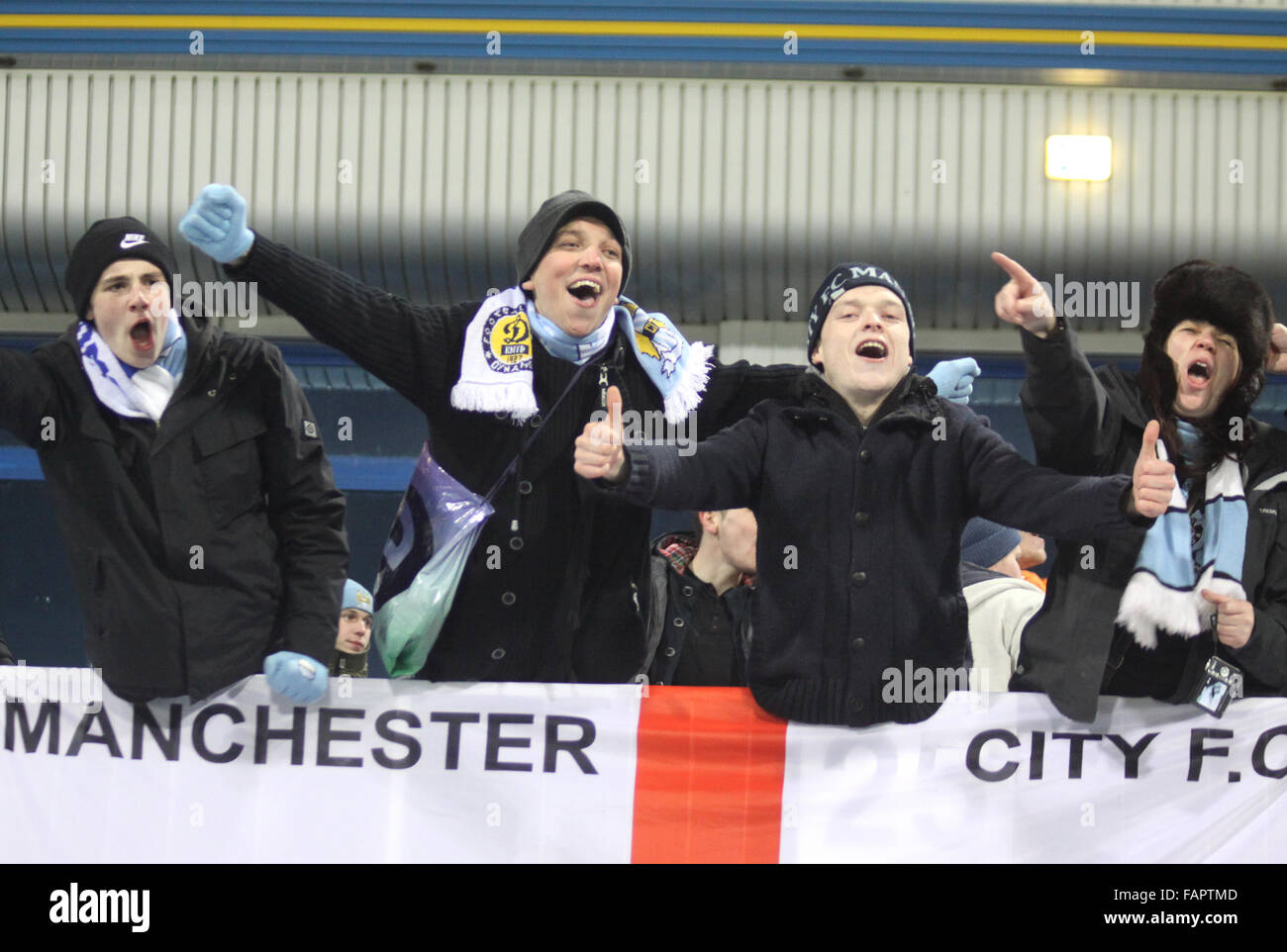 Kiev, Ucraina - 10 Marzo: FC Manchester City sostenitori mostrano il loro sostegno durante la UEFA Europa League contro FC Dynamo Kyiv il 10 marzo 2011 a Kiev, Ucraina Foto Stock