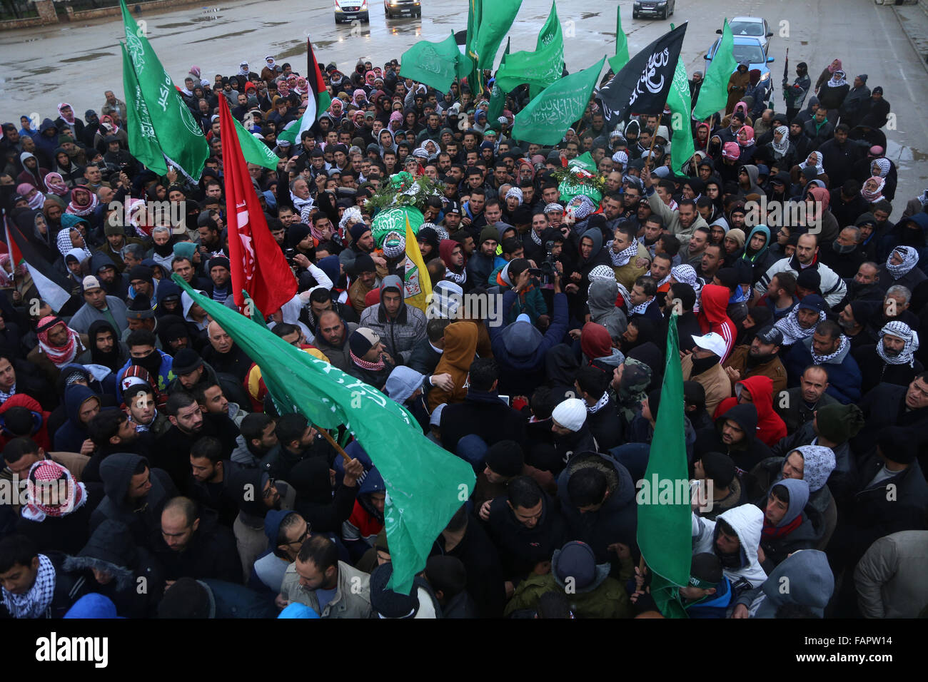 Ramallah Ramallah. 3 gennaio, 2016. Persone in lutto portano i corpi dei palestinesi Anas Hamad e Mohammed Ayad che sono stati uccisi dopo aver riferito perpetrati attacchi di costipazione, durante il loro funerale nel villaggio di Silwad, a nord-ovest di Ramallah, Gen 3, 2016. Credito: Fadi Arouri/Xinhua/Alamy Live News Foto Stock
