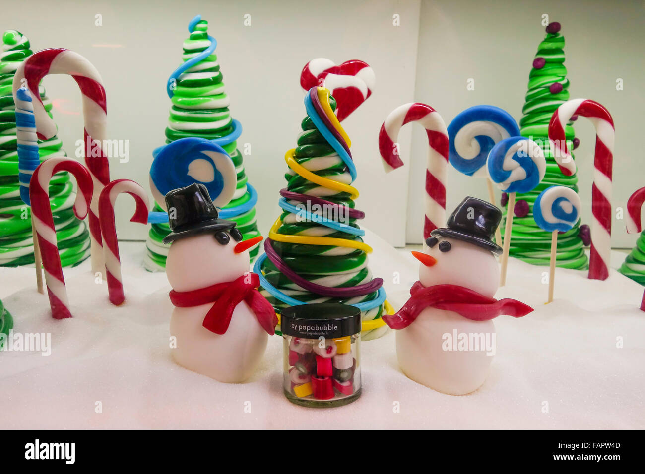 Vetrine promozione Papabubble candy company , scena di Natale fatto di caramelle. Parigi Francia. Foto Stock