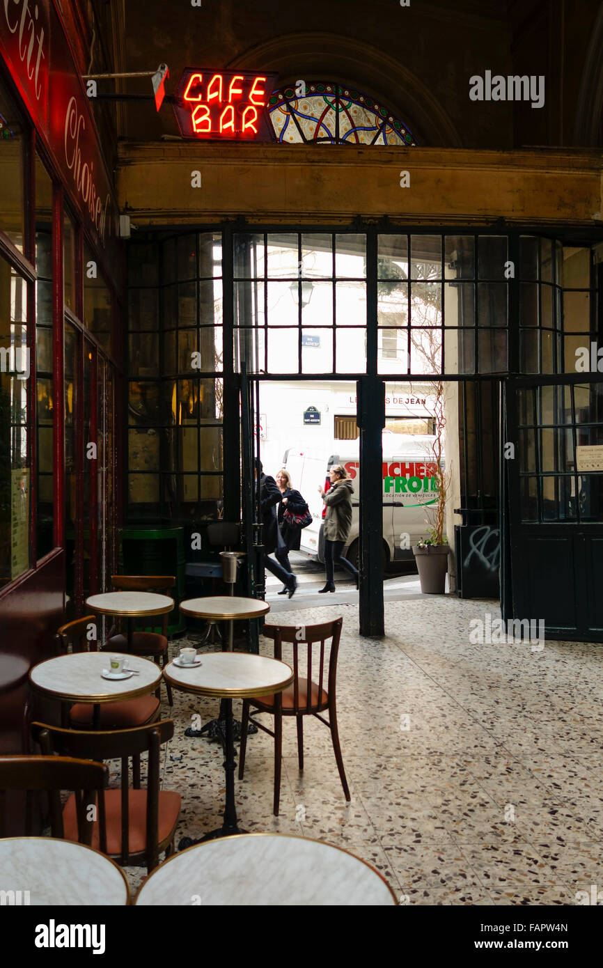 Tipica parigina cafe bar al passaggio Choiseul, passaggio coperto, 2° arrondissement di Parigi, Francia. Foto Stock