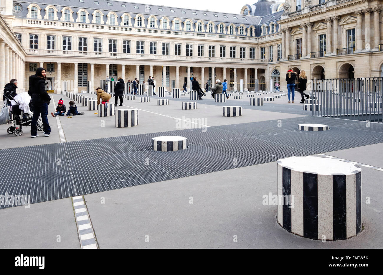 Les Deux Plateaux, Colonnes de Buren un controverso arte di installazione di Daniel Buren al Palais Royal. Parigi, Francia. Foto Stock