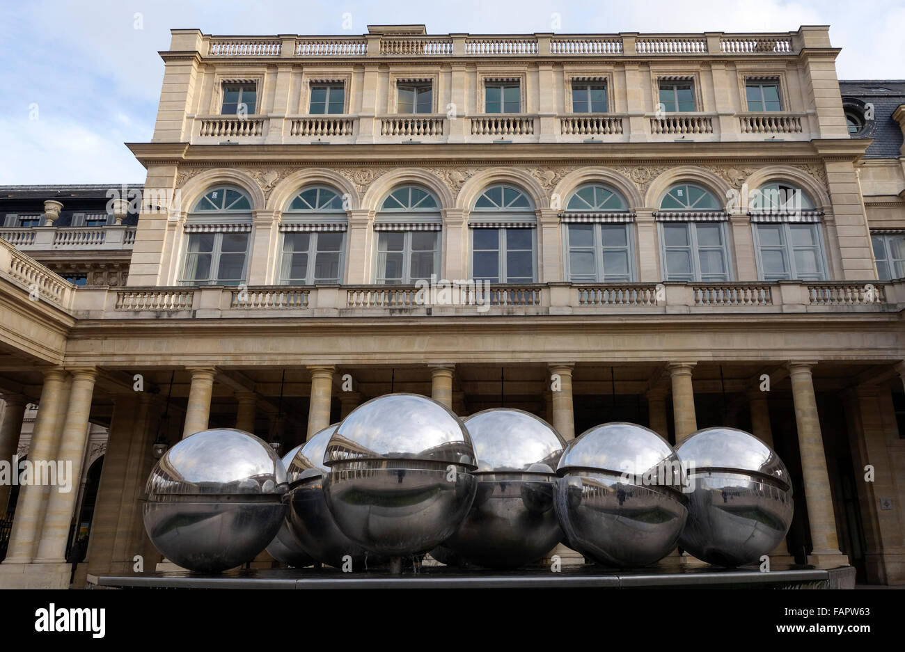 Fontana di scultura da Pol Bury al cortile, Palais Royal, Paris, Francia Foto Stock