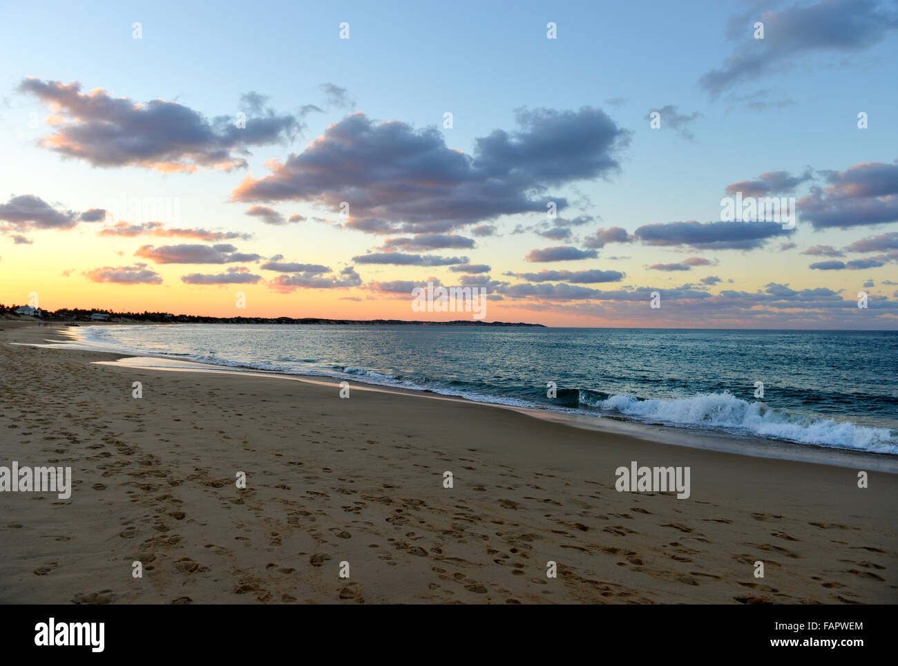 Tofo spiaggia al tramonto in Mozambico. Tofo Beach è il dive capitale del Mozambico. Foto Stock