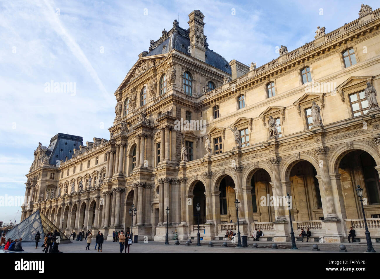 La facciata della Ala Richelieu al Palace e dal museo del Louvre a Parigi, Francia. Foto Stock