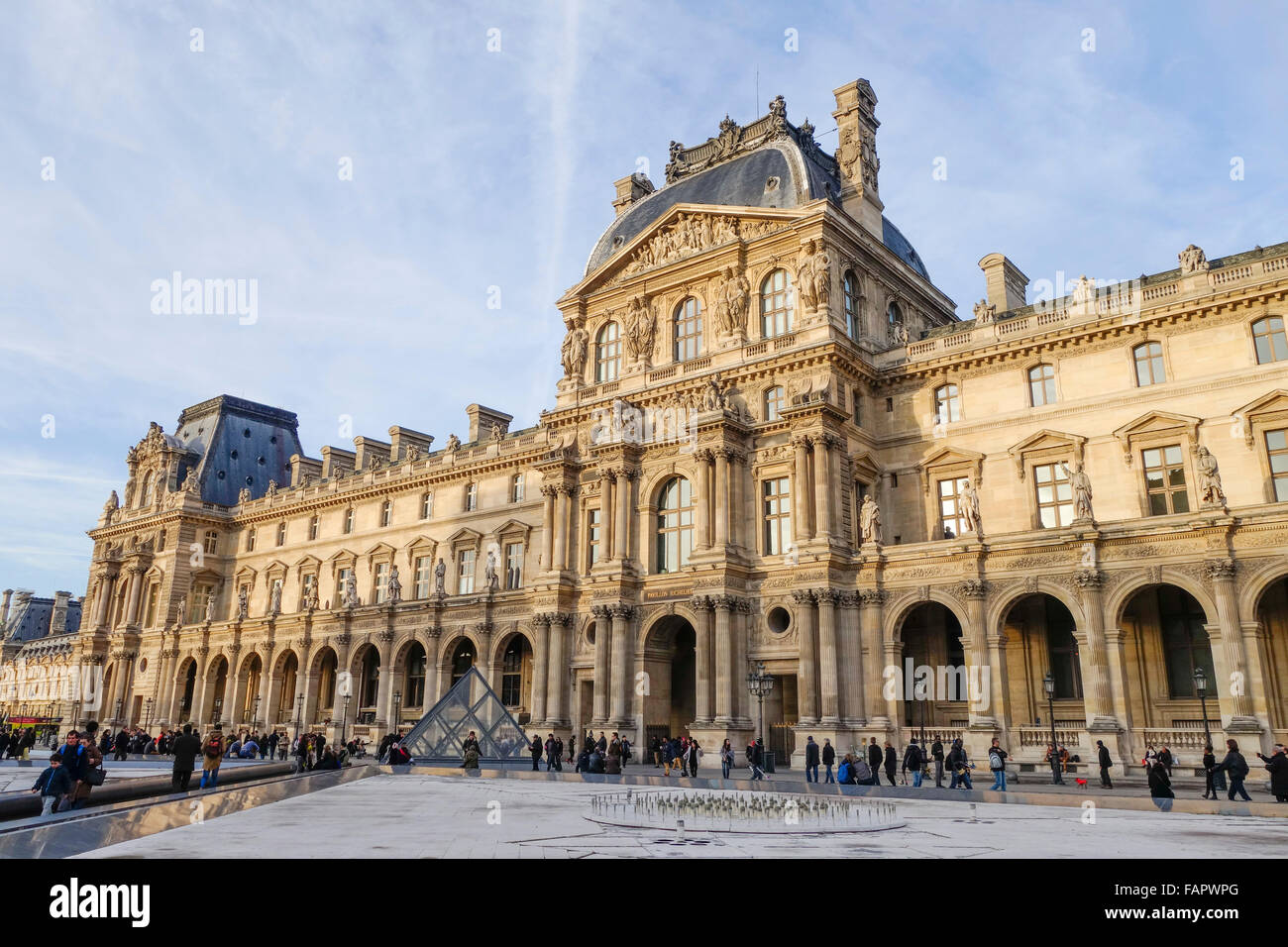 La facciata della Ala Richelieu al Palace e dal museo del Louvre a Parigi, Francia. Foto Stock