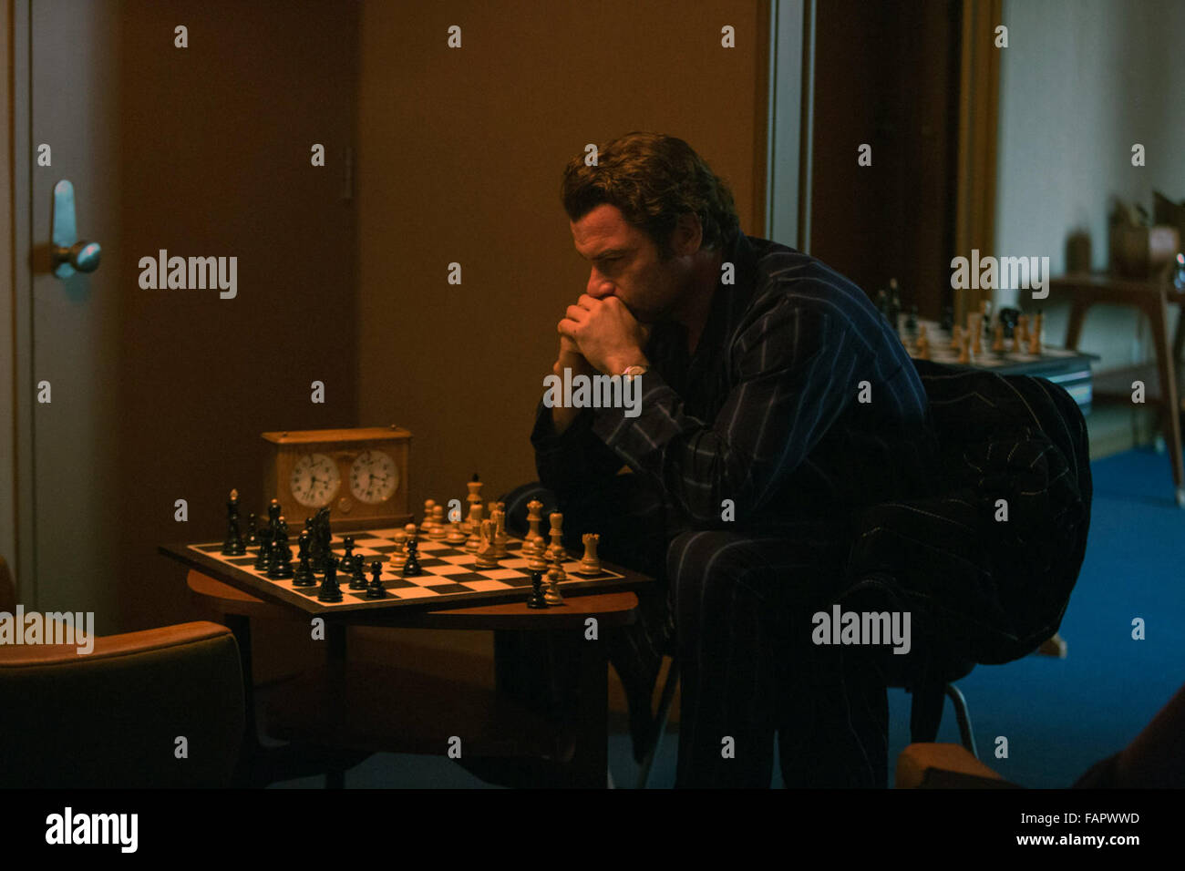 Pedina sacrificio è un 2014 American Biographical film di fiction. Esso è basato sulla vera storia di Bobby Fischer sfida Boris Spassky su 1972 World Chess Championship in Islanda durante la Guerra fredda e la sua discesa nella follia. Questa fotografia è per il solo uso editoriale ed è il copyright del film company e/o il fotografo assegnato dal film o società di produzione e può essere riprodotto solo da pubblicazioni in congiunzione con la promozione del film di cui sopra. Un credito per il film company è richiesto. Il fotografo deve anche essere accreditato quando noto. Foto Stock