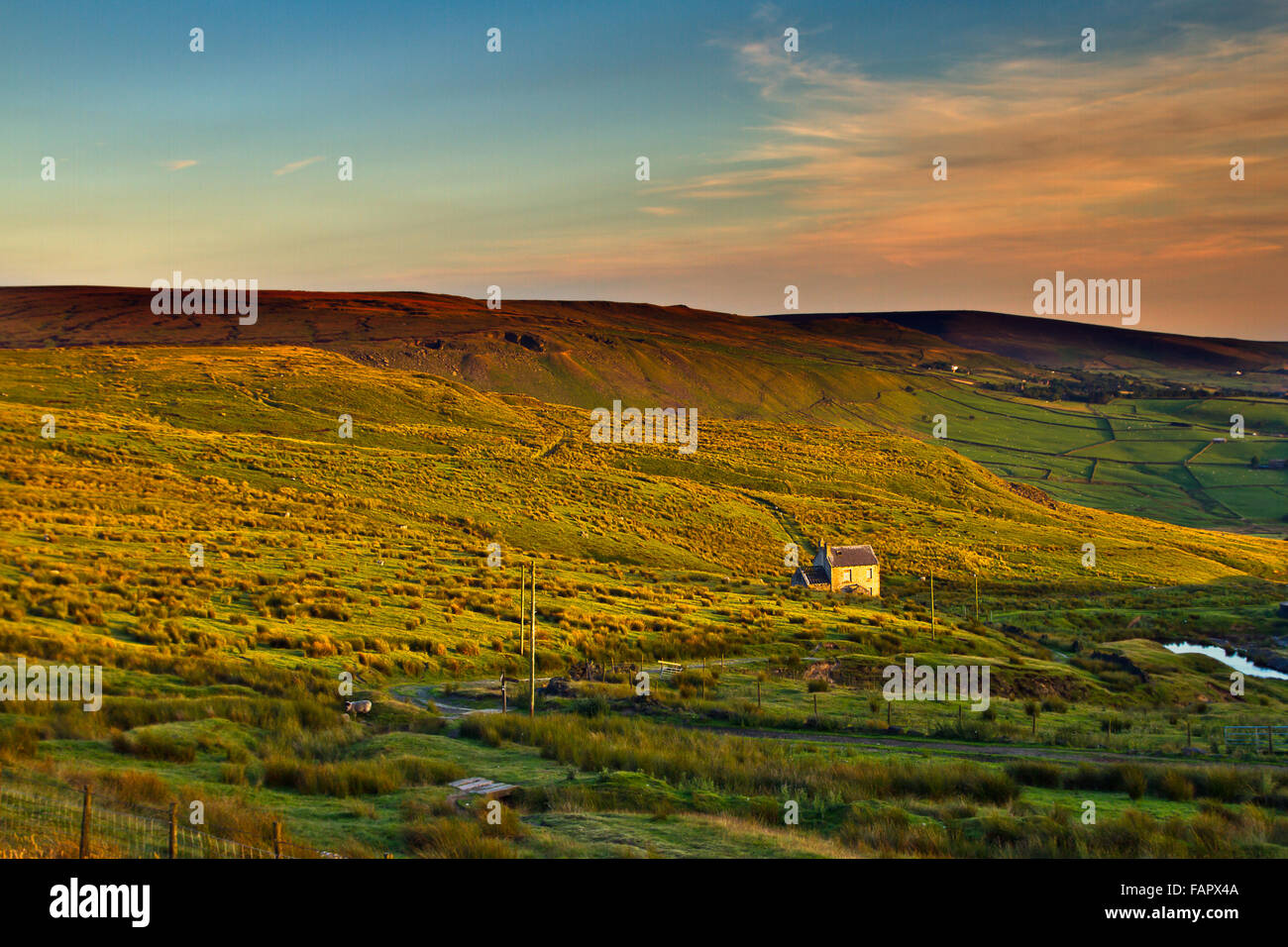 Una vista di Saddleworth dal Brun Clough serbatoio Foto Stock