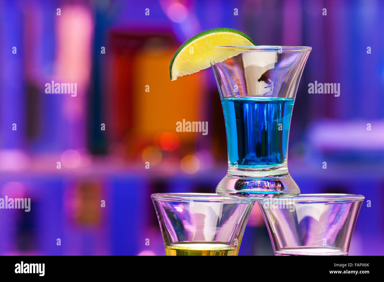 Chiudere shoot di bere alcol con calce in bar Foto Stock