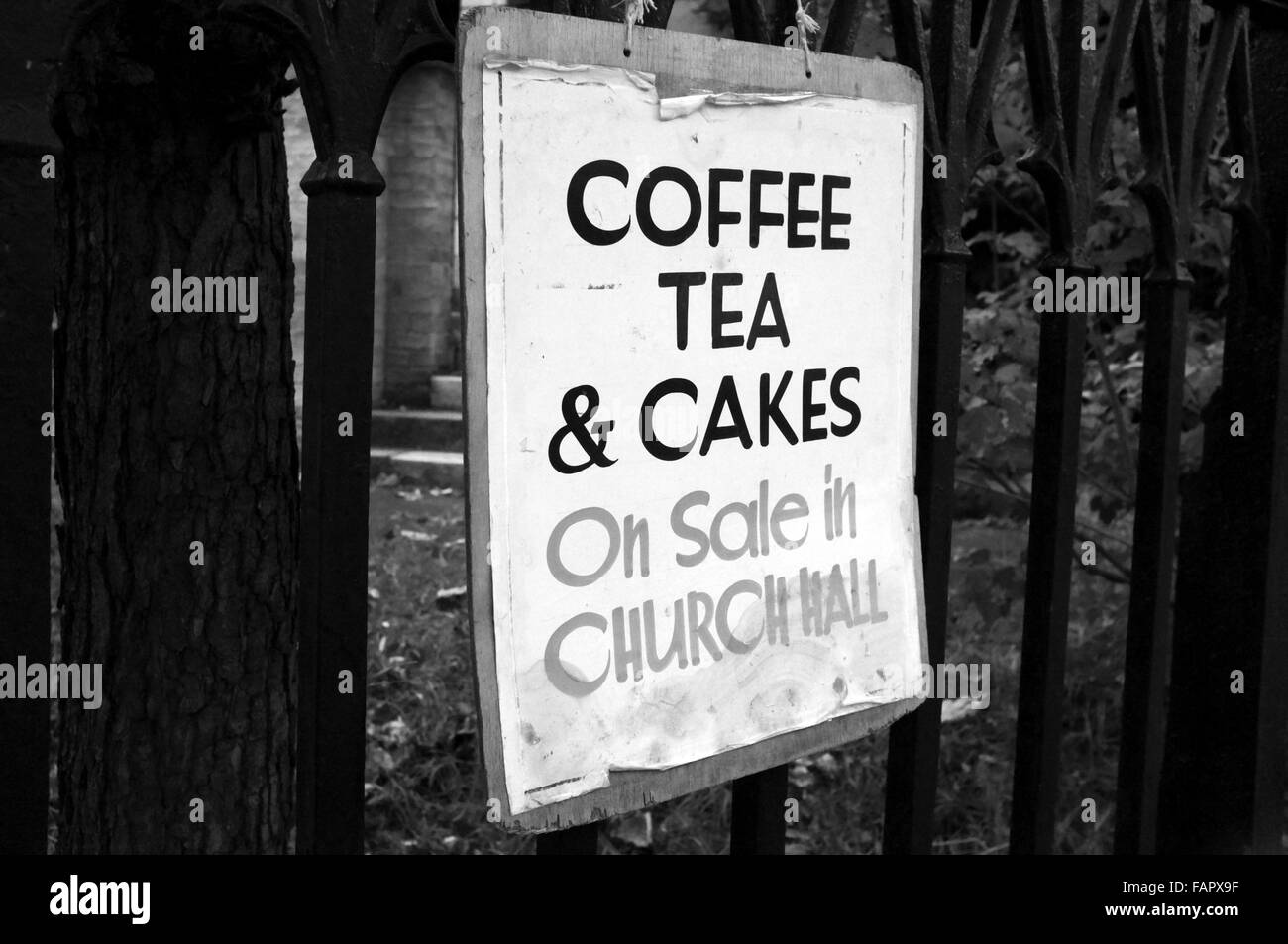 Vendita di caffè segno su porte di San Giovanni Battista in Leytonstone, a est di Londra. Foto Stock