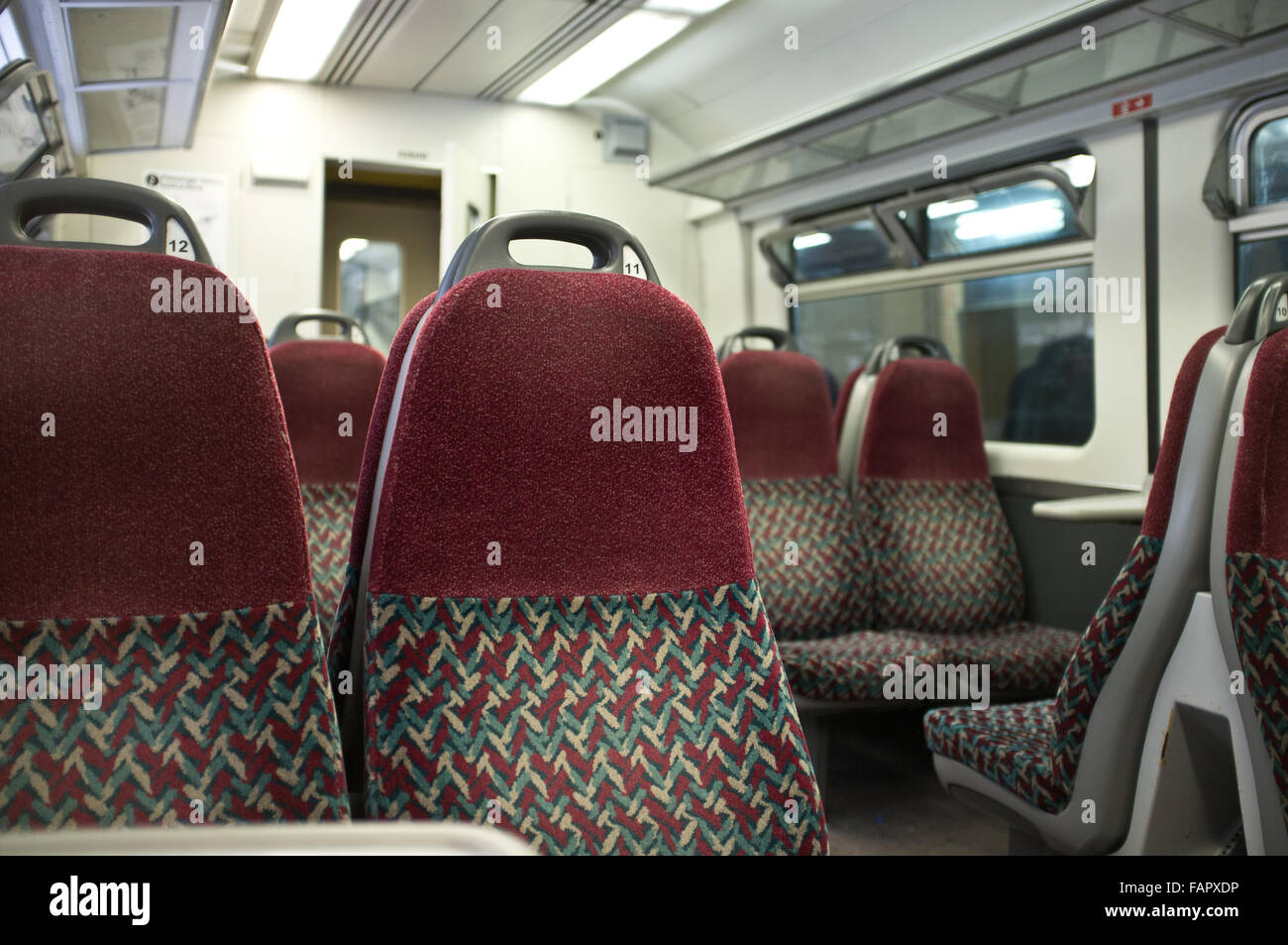 Interno del vuoto maggiore Anglia treno parcheggiato a Liverpool Street station. Foto Stock
