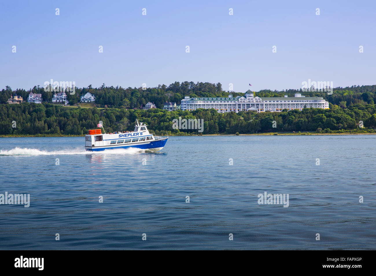 Traghetto per isola di Mackinac Michigan passando davanti al Grand Hotel sull isola di Mackinac Foto Stock