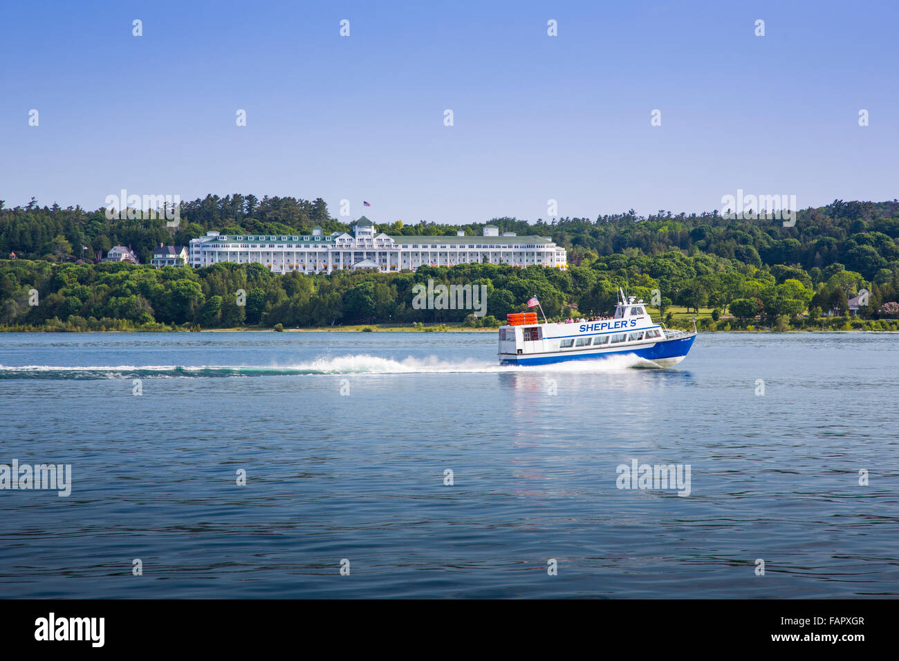 Traghetto per isola di Mackinac Michigan passando davanti al Grand Hotel sull isola di Mackinac Foto Stock