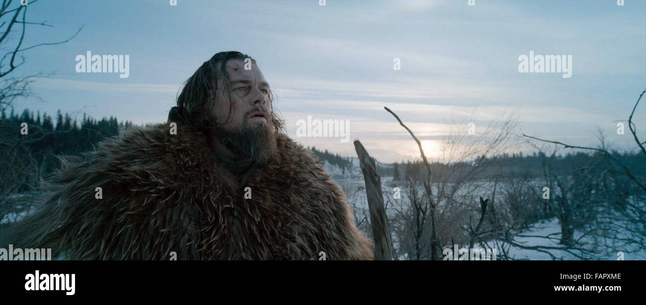 Il Revenant è un 2015 American epic western film diretto da Alejandro G. Iñárritu impostato nel 1823 Montana e South Dakota, che fu ispirato dalle esperienze di Scots-Irish frontiersman e pelliccia di trapper Hugh vetro. Questa fotografia è per il solo uso editoriale ed è il copyright del film company e/o il fotografo assegnato dal film o società di produzione e può essere riprodotto solo da pubblicazioni in congiunzione con la promozione del film di cui sopra. Un credito per il film company è richiesto. Il fotografo deve anche essere accreditato quando noto. Foto Stock