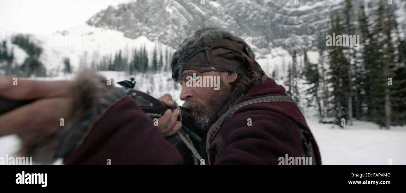 Il Revenant è un 2015 American epic western film diretto da Alejandro G. Iñárritu impostato nel 1823 Montana e South Dakota, che fu ispirato dalle esperienze di Scots-Irish frontiersman e pelliccia di trapper Hugh vetro. Questa fotografia è per il solo uso editoriale ed è il copyright del film company e/o il fotografo assegnato dal film o società di produzione e può essere riprodotto solo da pubblicazioni in congiunzione con la promozione del film di cui sopra. Un credito per il film company è richiesto. Il fotografo deve anche essere accreditato quando noto. Foto Stock