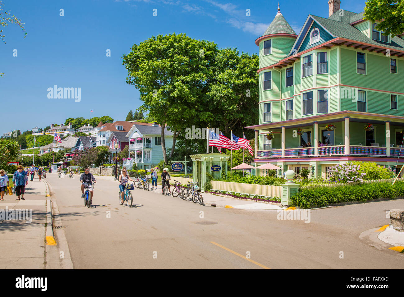 I turisti in sella moto sul resort isola di Mackinac Island Michigan Foto Stock