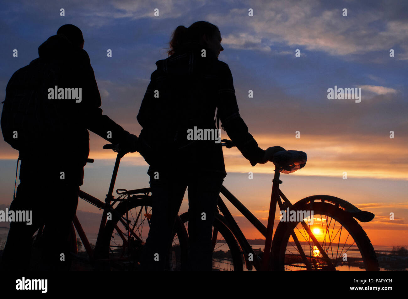 Bikers in Kaivopuisto park al tramonto, Helsinki, Finlandia. I tramonti dalla parte meridionale di Helsinki in Kaivopuisto non lasciare Foto Stock