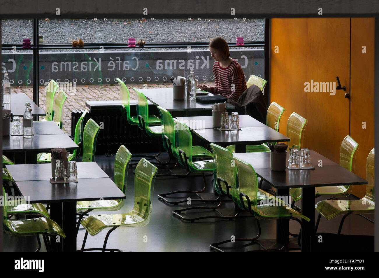 Il Kiasma Museum di Arte Contemporanea di Helsinki, Finlandia. Cafe il Kiasma, totalmente in stile avant-garde, situato all'interno del museo di Co Foto Stock