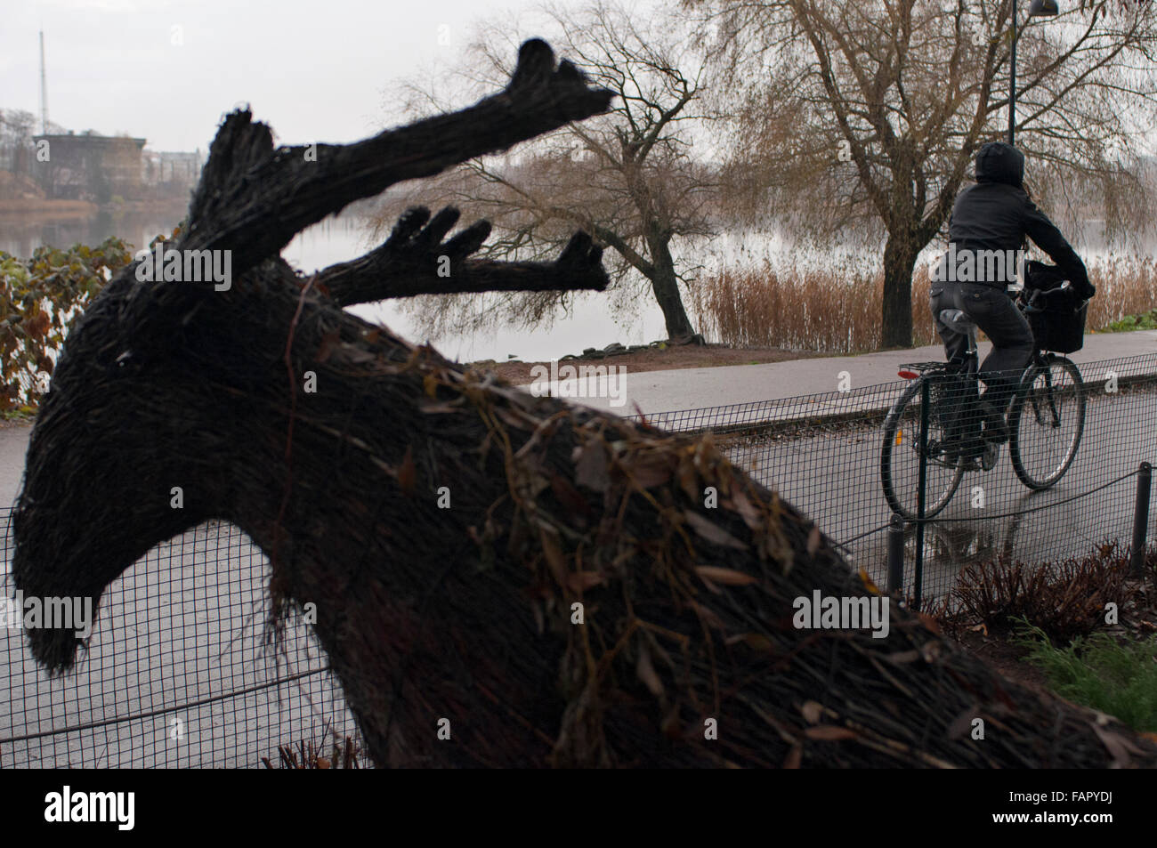 Una renna di vecchi rami per decorare il al di fuori di uno dei ristoranti che si trovano nella baia di Töölönlahti. Il parco aroun Foto Stock