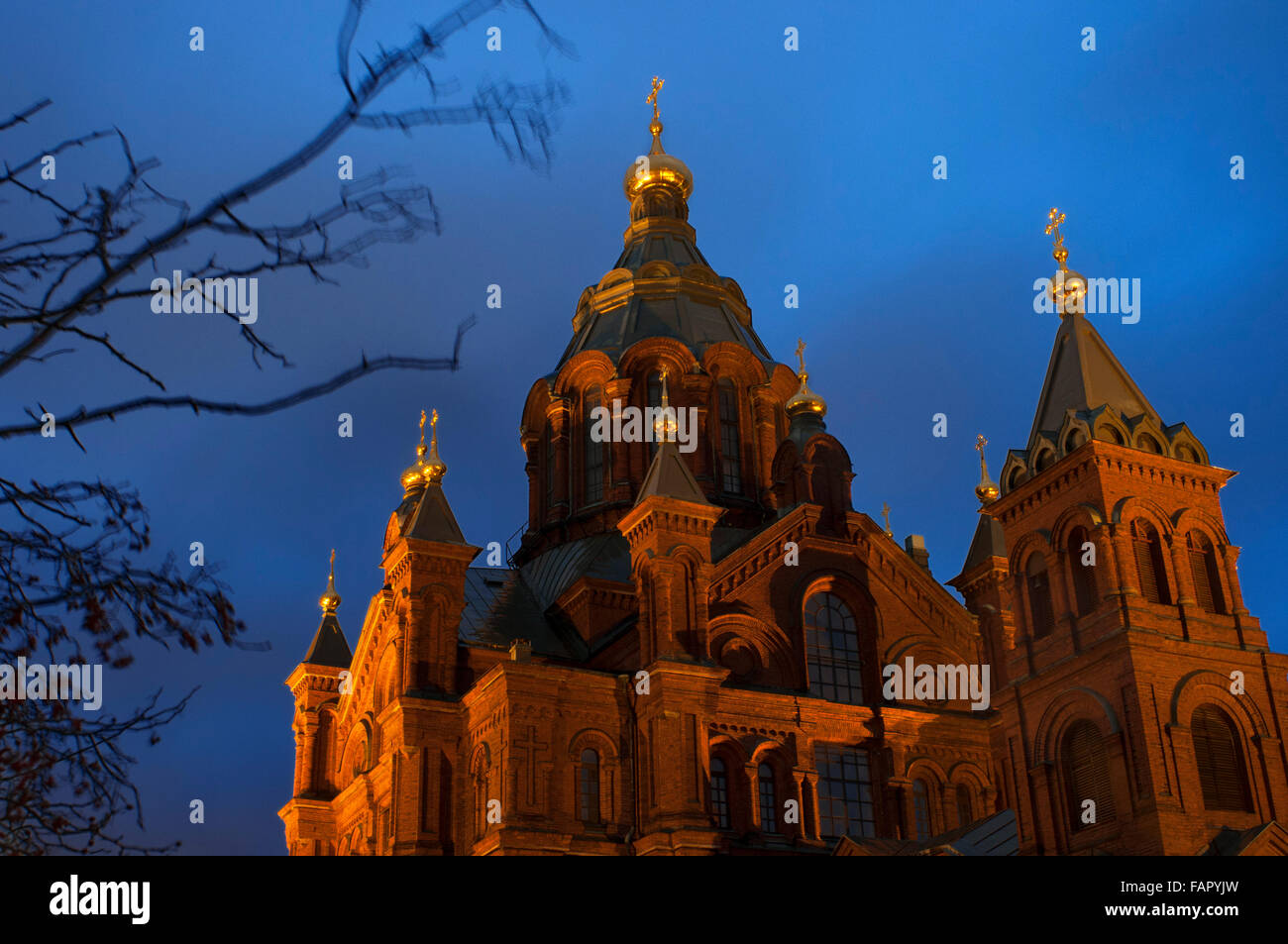 Helsinki, Finlandia. Il Uspenski (finlandese, Uspenskin katedraali, Svedese, Uspenskij-Katedralen, Russo, Успенский собор, Uspenskij Sobor) Cattedrale è una cattedrale ortodossa a Helsinki in Finlandia, dedicata al culto della Dormizione della Vergine Maria. Il suo nome deriva dalla parola Uspenie che signfica Dormizione. La cattedrale fu progettata dall'architetto russo Alexey Gornostaev (1808-1862), ma egli è salito dopo la sua morte tra il 1862 e il 1868. Foto Stock