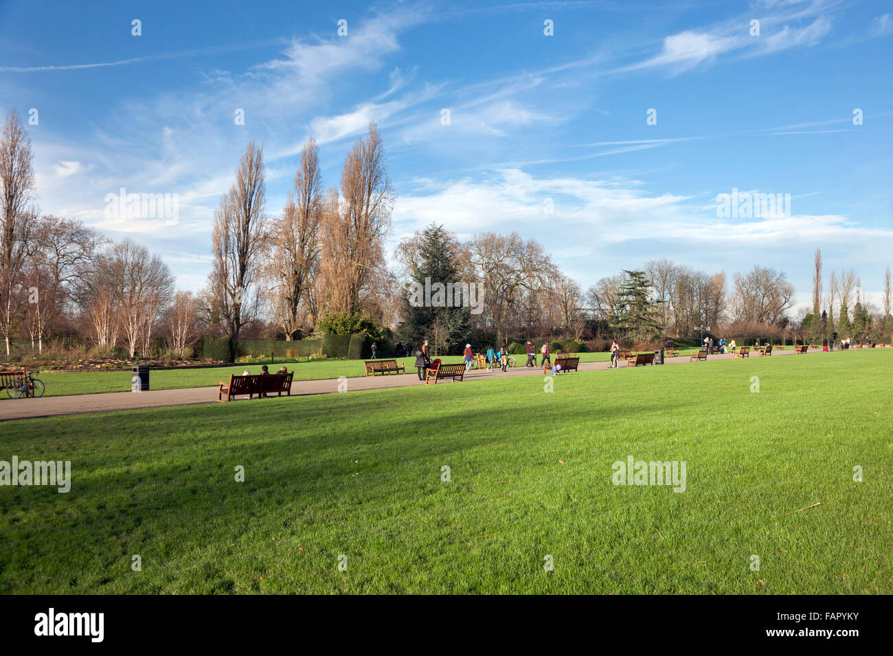 Persone che camminano in Regent's Park di Londra Nord in una giornata di sole, London, Regno Unito Foto Stock