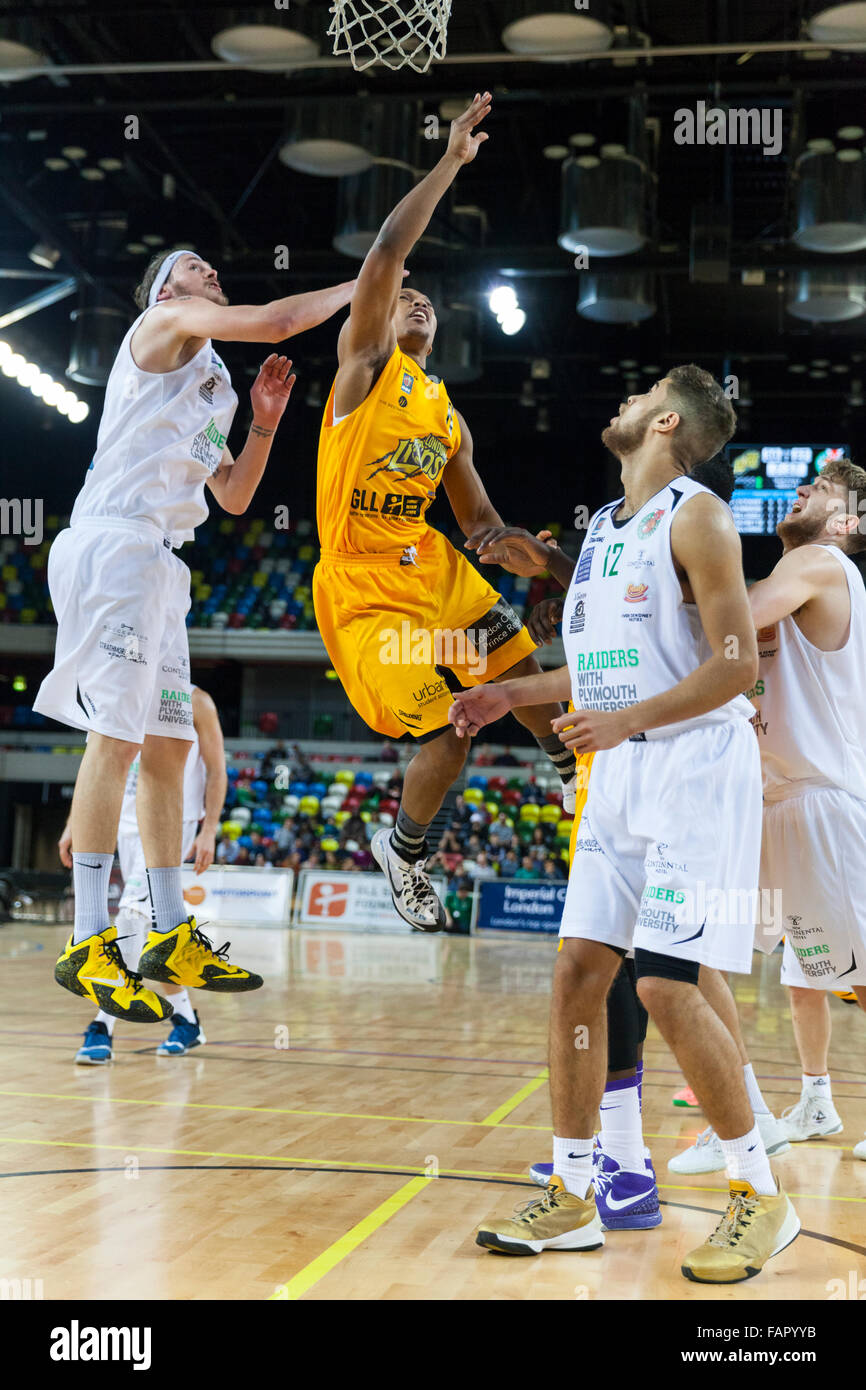 Londra, Regno Unito. Il 3° gennaio 2016. London Lions" Andre Lockhart (6) Salta fino al cestello con Plymouth giocatori Adrien Sturt (20) e Dante Williams (12) difendere, durante il London Lions vs. Plymouth Raiders BBL gioco presso la casella di rame Arena del Parco Olimpico. London Lions vincere 86-84 Credito: Imageplotter/Alamy Live News Foto Stock
