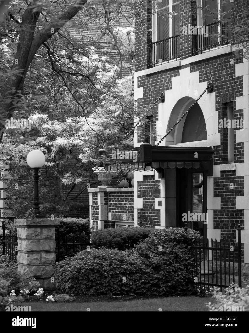 Una monocromatica (bianco e nero) immagine dello sportello anteriore di urbano townhouse. Foto Stock