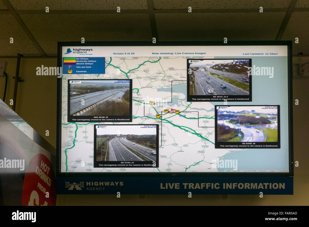 Medway Servizi, autostrada M2, Inghilterra. 3 gennaio 2016. Autostrade Inghilterra aggiornamenti in tempo reale sul traffico su schermi nelle stazioni di servizio autostradali in tutta l'Inghilterra. Essi vengono utilizzati per avvisare i viaggiatori per eventuali ritardi o problemi sul sistema stradale. I driver sono consiglia di controllare le informazioni sul traffico tramite vivavoce per telefono mobile app, un sito web mobile o il traffico Inghilterra websiite. Credito: UrbanImages/Alamy Live News Foto Stock