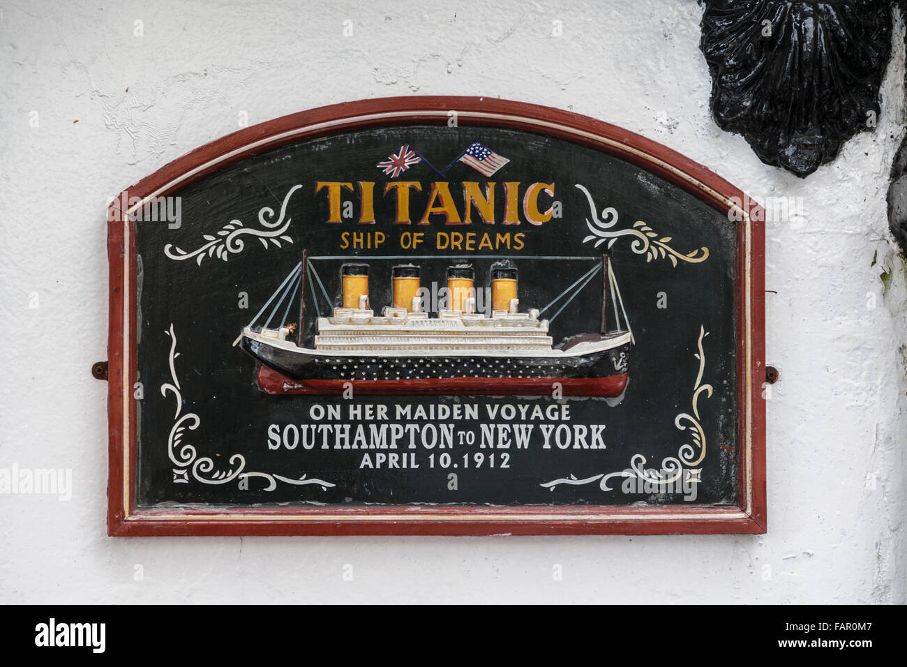 Piastre di Titanic sulla parete pub sulla Cobh, Irlanda Foto Stock