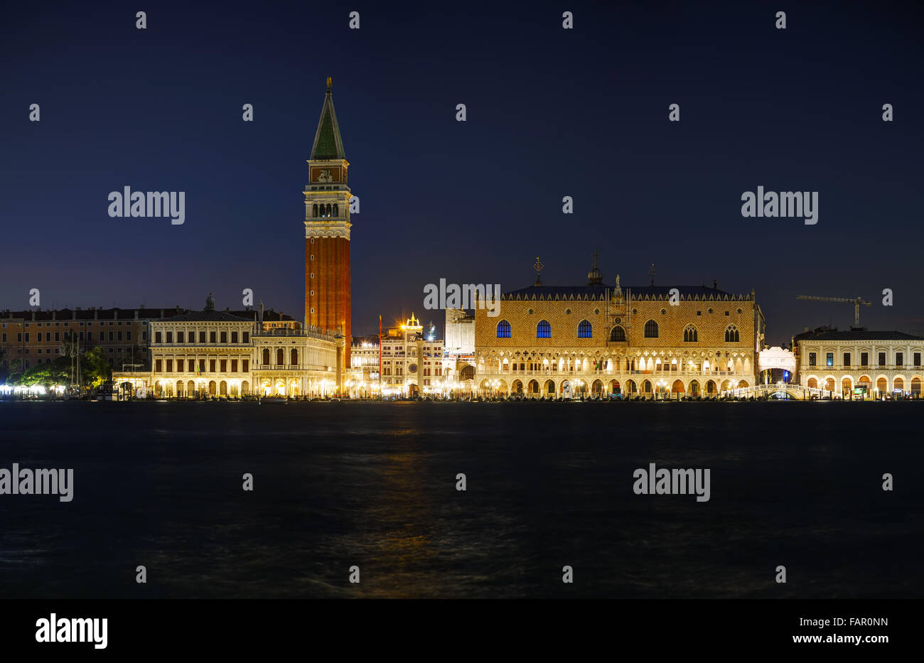 Vista panoramica della piazza San Marco di Venezia di notte Foto Stock