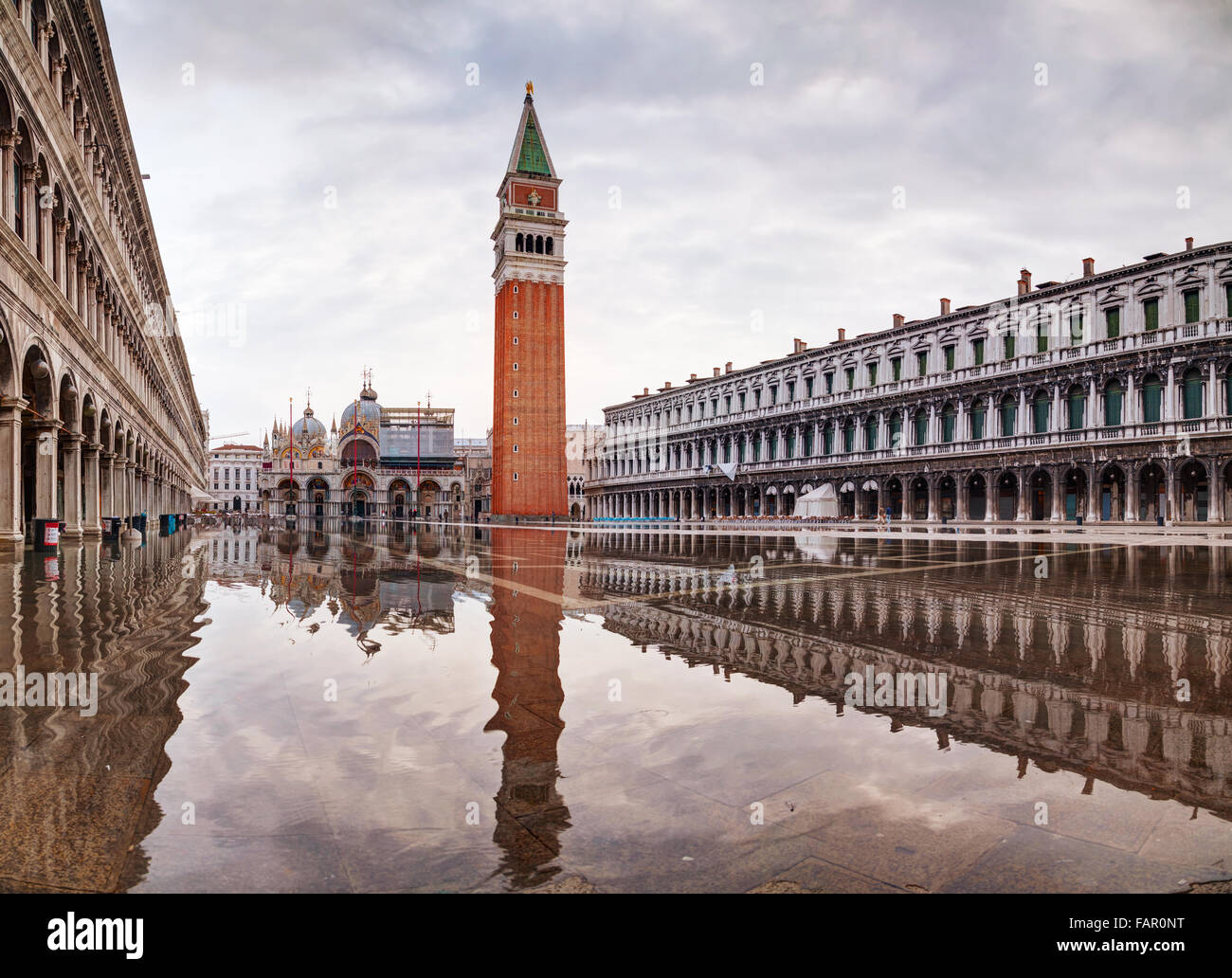 Vista panoramica della piazza San Marco a Venezia, Italia al mattino presto Foto Stock