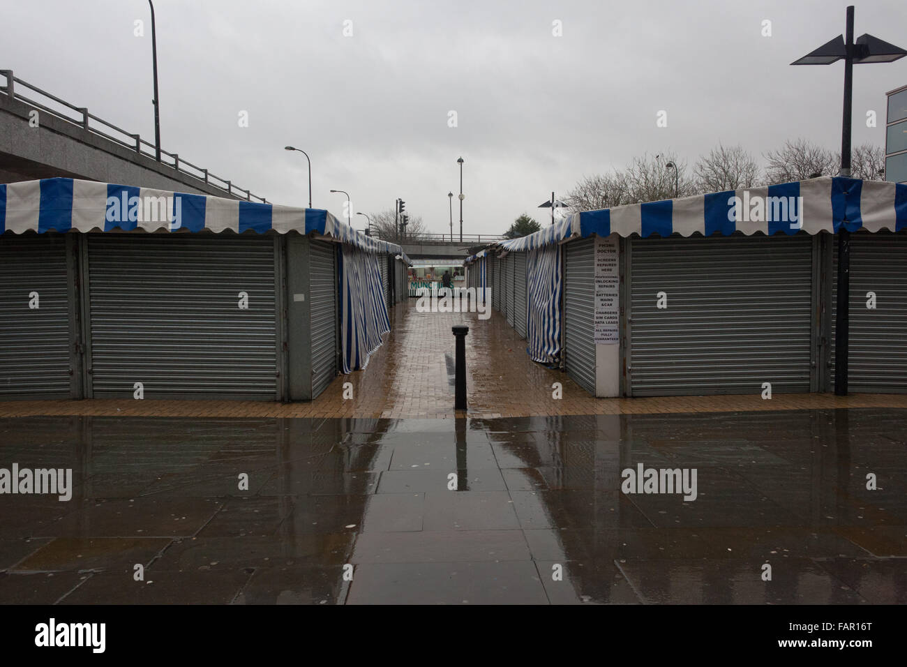 Chiuso si spegne su Milton Keynes mercato nella pioggia. Foto Stock