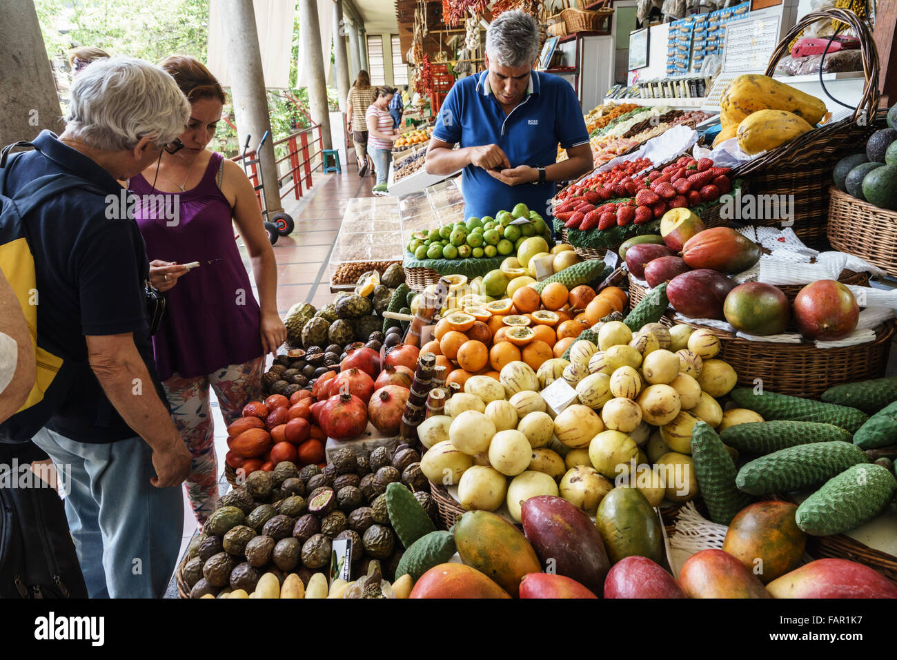 Madeira - città capitale Funchal. La città di mercato. La vendita speciale di varietà ibride di passione-frutta ai turisti a prezzi elevati. Foto Stock
