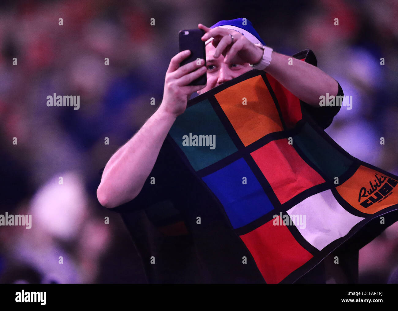 Alexandra Palace di Londra, Regno Unito. 03 gen 2016. William Hill PDC Mondiale Campionato di freccette. Un cubo di Rubiks selfie al mondo Freccette Credito: Azione Sport Plus/Alamy Live News Foto Stock