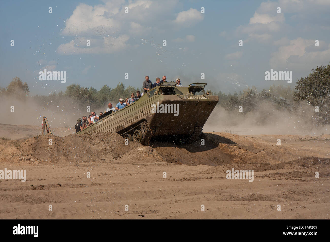 Borne Sulinowo, Polonia - Agosto 23, 2015: militare veicolo blindato porta i turisti intorno al campo di allenamento Foto Stock