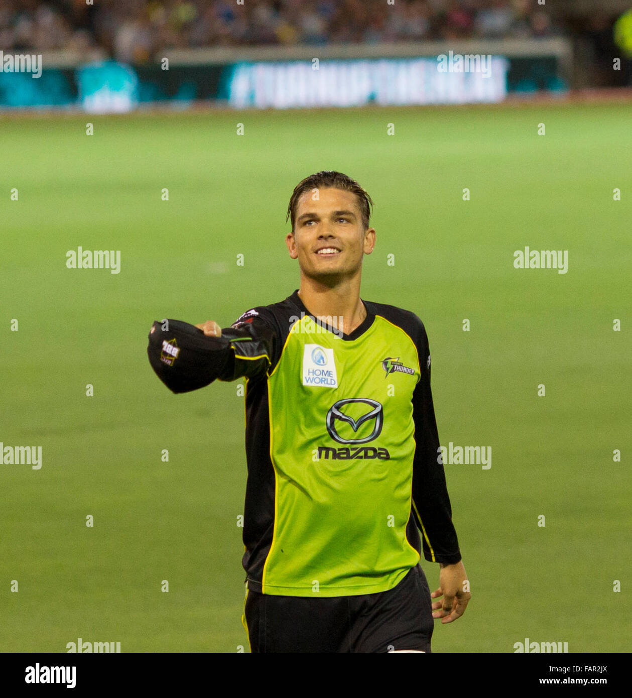 Brisbane, Australia. 03 gen 2016. Chris verde, Sydney Thunder fast bowler salutando il Brisbane folla di calore appena prima della vincita viene eseguito furono colpiti dal calore. In una drammatica fine con una leggera pioggia, Brisbane revisionato il Tuono di vincere con tre sfere di ricambio. Credito: Alan Walmsley/Alamy Live News Foto Stock