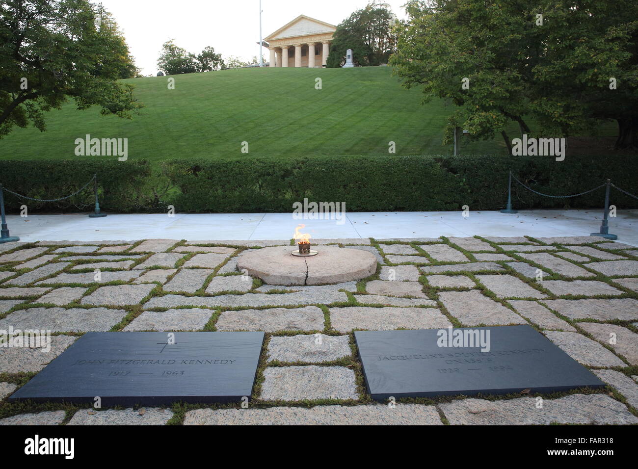 Le tombe di John F Kennedy e Jacqueline Bouvier Kennedy Onassis, il Cimitero Nazionale di Arlington, Virginia, Stati Uniti d'America Foto Stock