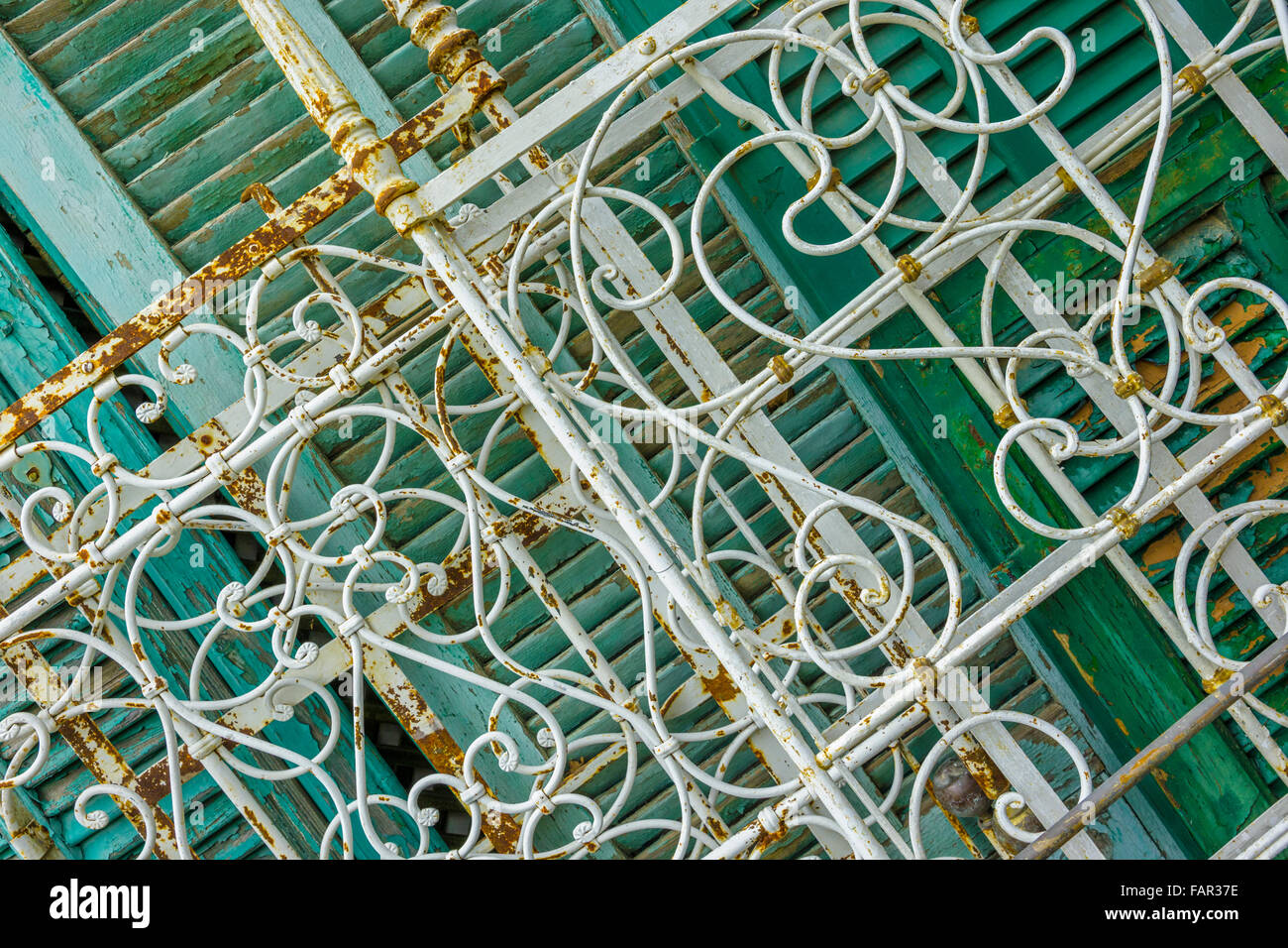 Rustico letto di metallo fotogrammi nel mercato di antiquariato, Provenza, Francia Foto Stock