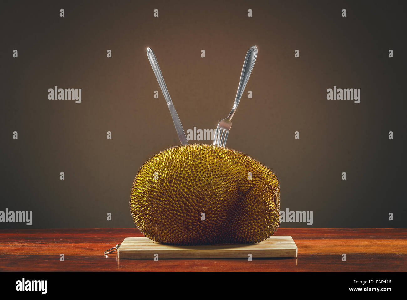 Jackfruit di frutta sul tavolo posate e bloccato su di esso. Foto Stock