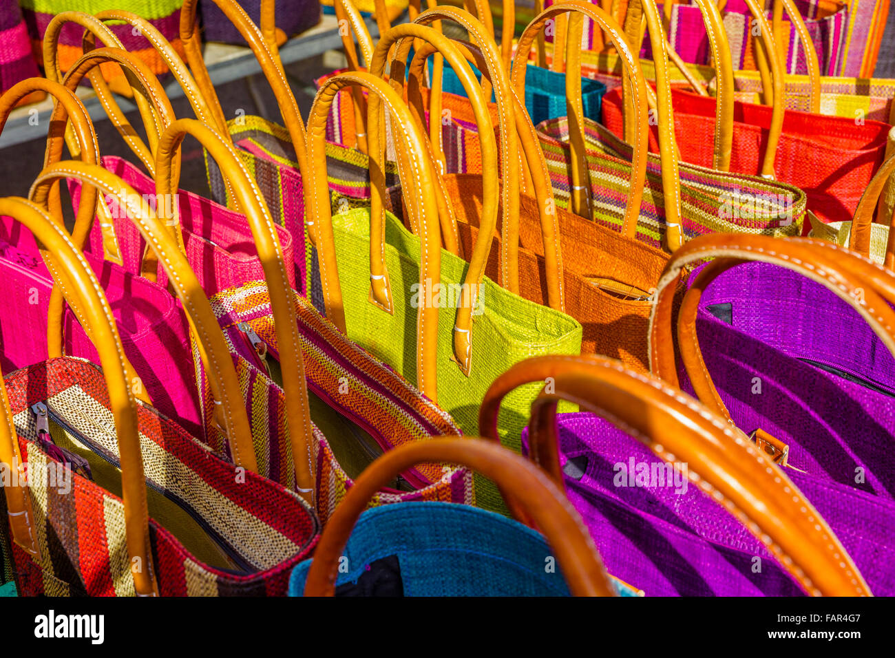 Colorati sacchetti Tote all'aperto il mercato pubblico, Provenza, Francia Foto Stock