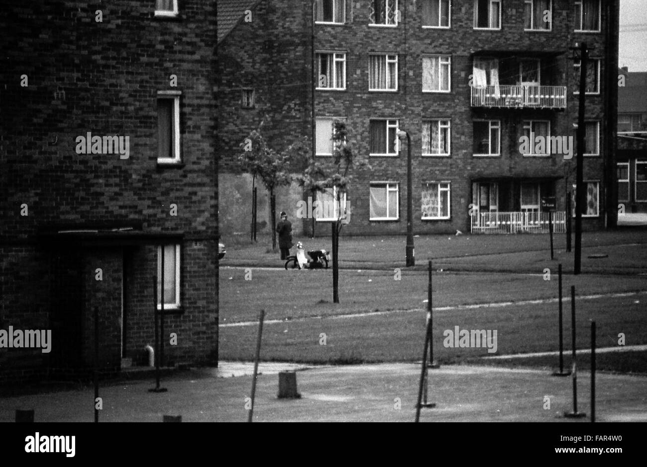 The Boulevard, Buttershaw Estate, Bradford, West Yorkshire, Regno Unito. Uno schema di alloggi del consiglio degli anni '50, un'autorità locale che si è estesa. Le immagini in bianco e nero del 1982 raffigurano l'ambiente circostante di un tipico lavello dell'Inghilterra settentrionale. Foto Stock