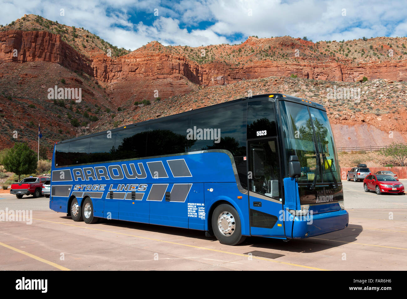 Tour bus nel parcheggio al Parco Nazionale Zion, Utah, Stati Uniti d'America. Foto Stock